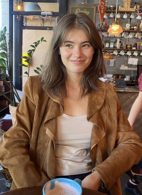 Low Maintenance Fringe Haircuts, Haircut Inspo Face Framing, Medium Length Layers With Face Frame, Short Hair Layered For Round Face, Medium Hair Styles Brown, Collarbone Length Hair Unstyled, Short Hair With Long Layers And Face Framing, Mid Length Bangs Haircut, Thick Hair Lots Of Layers