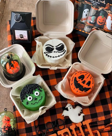 Halloween Bento Cake, Mini Halloween Cakes, Cake Puck, Halloween Bento, Lunch Box Cake, Harvest Soup, Decoracion Halloween, Pasteles Halloween, Cake Halloween