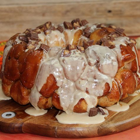 Oh man you guys, it's time for Reese's Monkey Bread! ... Monkey Bread Cake, Craft Retreat, Cooking Panda, Bread Ingredients, Coffee Cakes, Reeses Peanut Butter, Monkey Bread, Sweet Food, Bread Cake