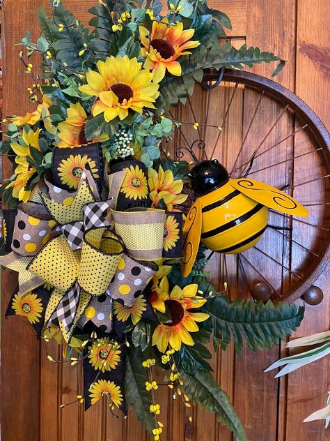 Wheel Wreath Ideas, Bike Wheel Wreath, Bee Spray, Bicycle Wreath, Bicycle Wheel Wreath, Sunflower Wreath Diy, Wheel Wreath, 4 Th Of July, Honey Bee Decor