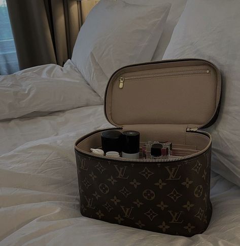 Lv Travel Bag, Louis Vuitton Makeup Bag, Louis Vuitton Aesthetic, Vanity Case Bag, Louie Vuitton, Money On My Mind, Vanity Bag, What In My Bag, Healthy Girl