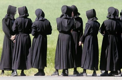 Old Order Amish women from very conservative church community ( probably Troyer Amish ). Amish Dress, Amish Clothing, Plain People, Amish Culture, Amish Community, Plain Dress, Amish Country, Take Two, Simple Life