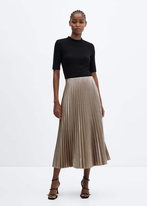 Metallic pleated skirt - Women | Mango United Kingdom Gold Pleated Skirt Outfit, Gold Pleated Skirt, Pleaded Skirt, Outfit Elegantes, Pleated Skirt Outfit, Metallic Pleated Skirt, Black Maxi Skirt, Pleated Midi Skirt, Winter Dresses