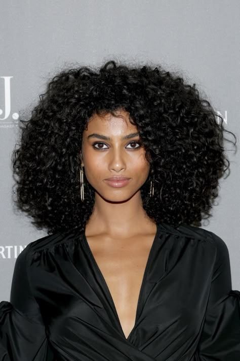 Imaan Hammam’s Lustrous Curls and Liner Are an Evening Beauty Win | Vogue Leila Character, Curly Proverbz, Imman Hammam, Imaan Hamman, Dark Sorceress, Imaan Hammam, Wsj Magazine, Natural Afro Hairstyles, Ombré Hair