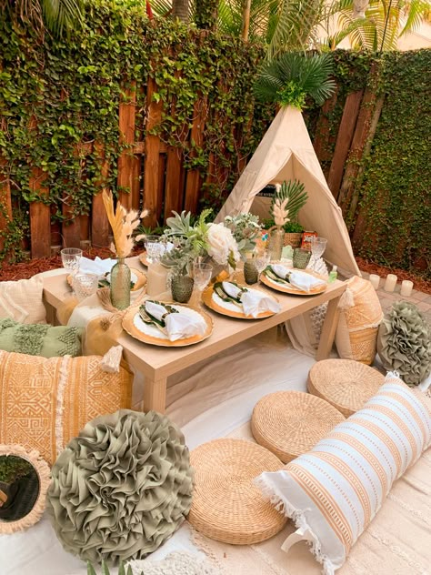 Teepee Party Themes, Shabby Chic Picnic, Candle Light Dinner Ideas, Picnic Business, Picnic Party Decorations, Green Picnic, Housewarming Party Decorations, Picnic Date Food, Picnic Inspo