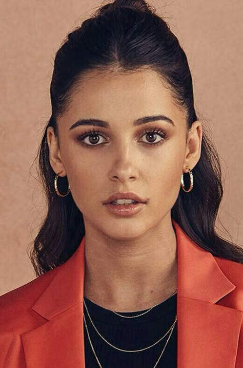 Naomi Scott Aesthetic, Naomi Scott Photoshoot, Brunette Actresses, Straight Face, Woman Character, Naomi Scott, Celebrity Look Alike, Brunette Woman, Olive Skin