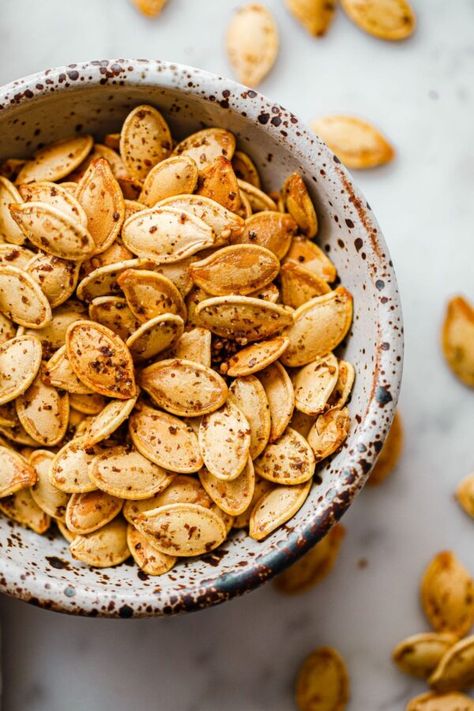 Za'atar Roasted Pumpkin Seeds (How to Clean and Roast Pumpkin Seeds) - A Beautiful Plate Green Beans With Almonds, Green Beans Almondine, Roasted Broccoli Recipe, Crunchy Snacks, Pumpkin Seed Recipes, Broccoli Recipe, Homemade Pumpkin Puree, Za Atar, Roasted Pumpkin