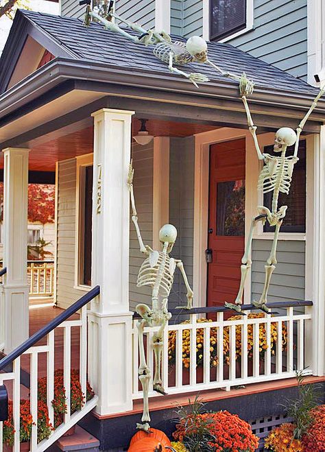 Front Porch Halloween Decorating Ideas •  from 'BHG' Porche Halloween, Dekorasi Halloween, Halloween Camping, Women Skeleton, Hallowen Ideas, Casa Halloween, Diy Halloween Decor, Skeleton Decorations, Adornos Halloween