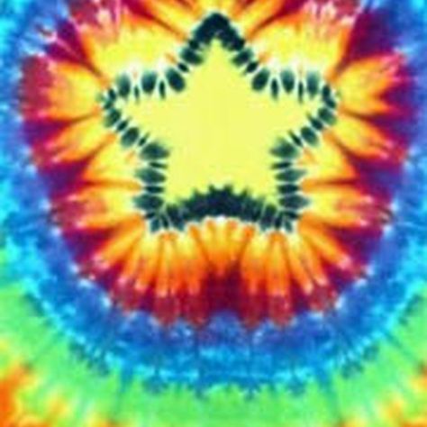 How to Tie-Dye a Star Spend Time With Friends, Tie Dye Shirts Patterns, Ty Dye, Tye Dye Patterns, Tie Dye Patterns Diy, Tie Dye Ideas, Diy Tie Dye Shirts, Tye And Dye, Tie Dye Party