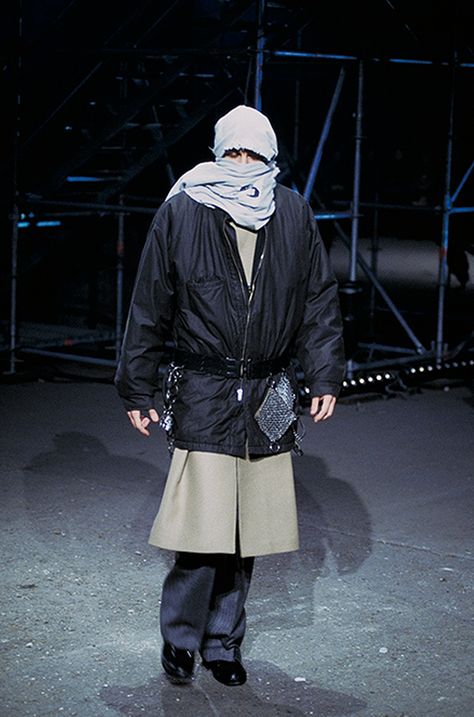 Raf Simons Fall 2001 Menswear Collection Photos - Vogue Raf Simmons, Anti Fashion, Archive Fashion, Mens Outfit Inspiration, Raf Simons, Menswear Collection, Runway Looks, Men's Collection, Fit Inspo