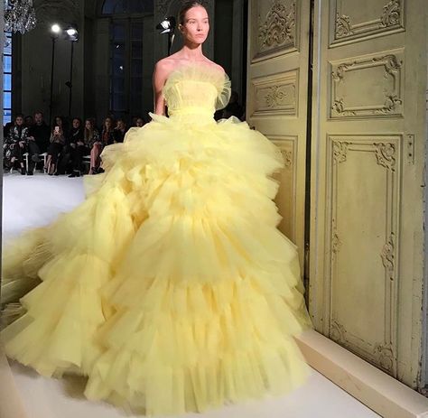 Giambattista Valli Mode Zendaya, Maternity Photoshoot Outfits, Fashion Campaigns, Supermodels Runway, Photography Magazine, Giambattista Valli, Photoshoot Outfits, Runway Models, International Fashion