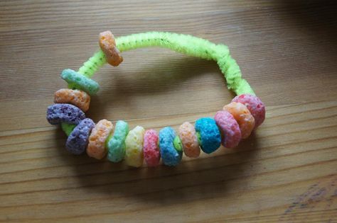 Bracelets for toddlers- fruit loops on pipe cleaners Fruit Loop Bracelets, Developmental Therapy, Christmas Extravaganza, Village Green, Fruit Loops, Fun Socks, Pipe Cleaners, Kid Activities, Pipe Cleaner