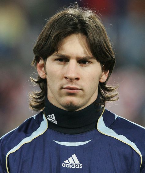 Messi Fine Pics, Messi With Long Hair, Messi Angry Face, Messi Side Profile, Mullet With Middle Part, Messi Long Hair, Lionel Messi Haircut, Messi 2010, Young Messi