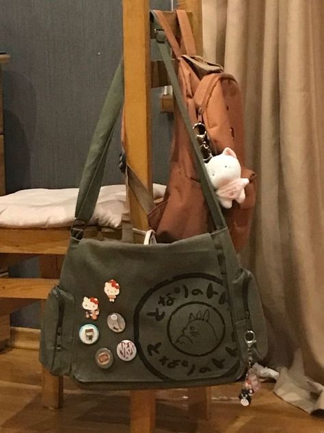 Totoro Messenger Bag, Stylish Casual Outfits, Casual Outfits For Women, Messanger Bag, Stylish School Bags, Bags Cute, Inside My Bag, Bags Messenger, Vintage Star