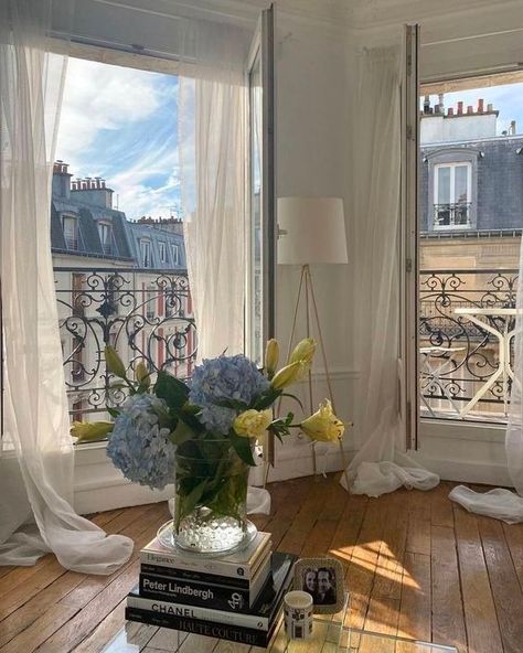 stella 🕊️ в X: «paris just outside your window https://t.co/S5rf0p8e2F» / X Paris Flat Parisian Apartment, Paris Apartment Aesthetic, Parisian Apartment Aesthetic, Paris Apartment Interiors, Apartments Aesthetic, Apartment Paris, Paris Flat, Paris Rooms, Girl Apartment