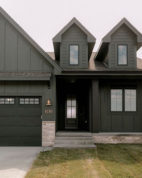 Black Birch Homes & Design on Instagram: “Dark exteriors will always have our heart 🖤 . . 📸 @classicgrayhome” Green House Siding, Black Birch Homes, Ranch House Exterior, Garage Door Styles, Black Houses, Modern Mountain Home, Exterior Makeover, Exterior Details, House Siding