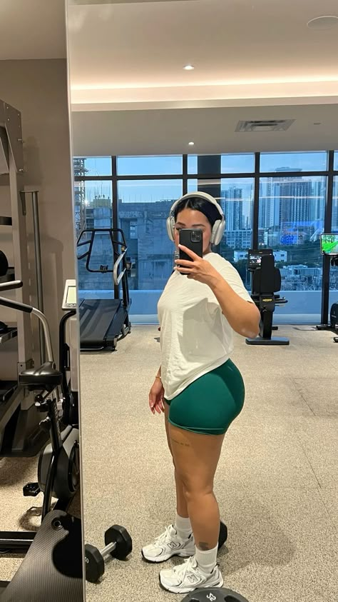 Green Gym Shorts, Baddie Gym Outfit, Gym Outfit Aesthetic, Shorts Gym Outfit, Workout Sets Outfit, Gym Outfit Inspo, Gym Ootd, Look Academia, Green Gym