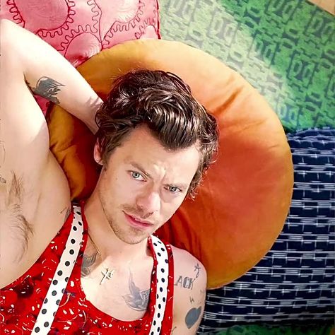 best of harry. on Twitter: "https://t.co/0fGTSI4ekb" / Twitter Harry Styles Cute, Rolling Stones Magazine, Harry Styles Pictures, Harry Styles Photos, Mr Style, Treat People With Kindness, Rolling Stone, Harry Edward Styles, Edward Styles