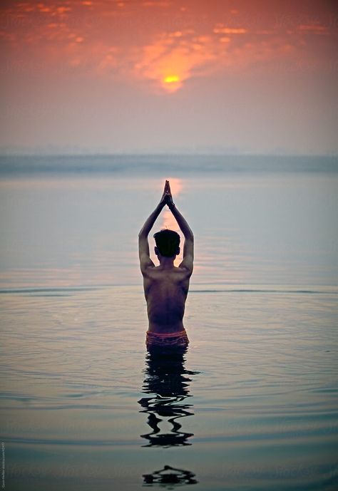 Chhat Puja Image Hd, Ganga River Photography, Chhat Puja Image, Ganga Maa, Sunrise River, Ganga River, Man Praying, Arte Yoga, Mother India