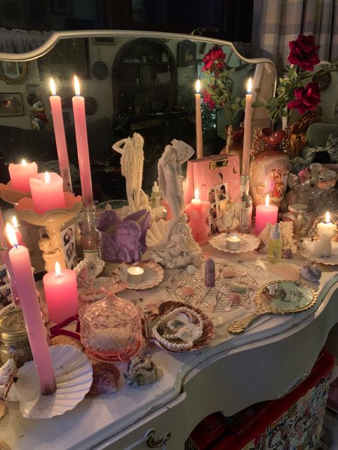 Venus Room Aesthetic, Love Altar Aesthetic, Simple Princess Room Aesthetic, Aphrodite Aesthetic Bathroom, Girly Witchy Aesthetic, Cute Altar Ideas, Aphrodite Goddess Altar, Venus Altar Ideas, Goddess Alter Ideas