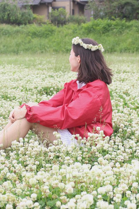 Sitting in a field of flowers in Japan. #japan #traveling #travel #aesthetic #travelaesthetic #countryside #photoshootideas #eurasian #photography #photooftheday #outfitideas Sitting In Flower Field Reference, Sitting In A Field Of Flowers, Sitting In A Flower Field, Itto Fanart, Flowers In Japan, Individual Poses, Sitting In A Field, Remembrance Day Art, A Field Of Flowers