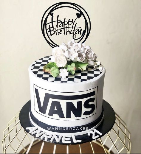 Vans Cake Ideas, Vans Birthday Cake, Vans Themed Party Ideas, Vans Party Theme, Vans Birthday Party Ideas, Skateboard Party Theme, Vans Party, Boys 18th Birthday Cake, Skateboard Cake