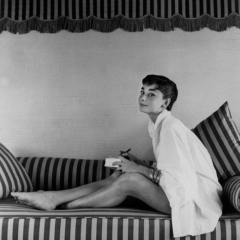 Oud Hollywood, Aubrey Hepburn, Audrey Hepburn Photos, The Black Swan, Audrey Hepburn Style, Hepburn Style, Lauren Bacall, Actrices Hollywood, Foto Poses