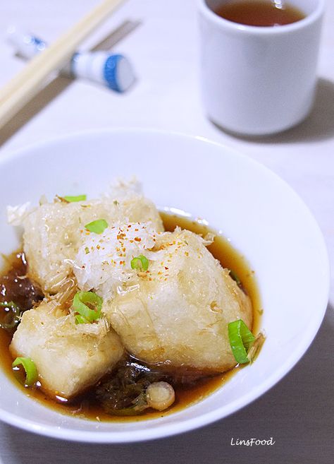 Agedashi Tofu recipe, a Japanese appetiser of crispy on the outside, meltingly soft on the inside, fried tofu sitting in a hot dashi sauce. Dashi Sauce, Tofu Tempura, Agedashi Tofu Recipe, Tofu Japanese, Agedashi Tofu, Dashi Recipe, Japanese Appetizers, Tofu Sauce, Chinese Fish