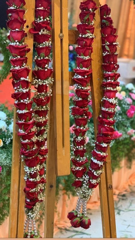 Rose Malai For Reception, Red Rose Mala For Wedding, Simple Wedding Garland Indian, Bridal Mala Flower, Garlands For Engagement Indian, Pelli Dandalu For Marriage, Pelli Poola Dandalu, Flower Haar Mala For Wedding, Pulla Dandalu For Marriage