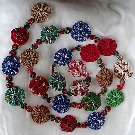 Christmas garland | sunshine's creations | Flickr Folding Origami, Quilted Christmas Ornaments, Garland Christmas, Fabric Ornaments, Fabric Christmas Ornaments, Christmas Quilts, Christmas Sewing, Christmas Fabric, Christmas Deco