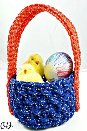 Easter Basket How To @OombawkaDesign Ravelry Crochet Patterns, Simple Easter Baskets, Easter Basket Pattern, Easter Bunny Crochet Pattern, Makey Makey, Crochet Easter Basket, Yarn Basket, Colorful Baskets, Basket Uses