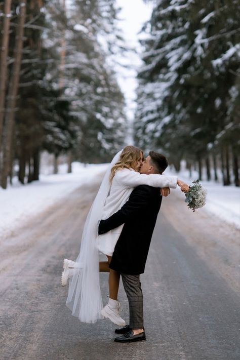 Snow Wedding Photos, Cold Wedding, Winter Wedding Gowns, Snow Wedding, White Winter Wedding, Civil Wedding Dresses, Winter Elopement, December Wedding, Winter Photoshoot