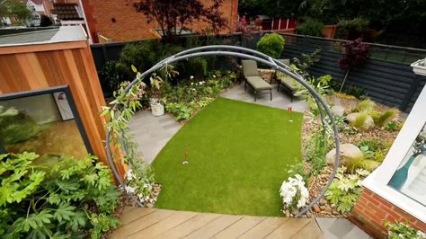 Old trampoline frame recycled into rounded arbor. Source: ITV Love Your Garden. Trampoline Frame Arbor, Trampoline Pergola, Recycled Trampoline, Trampoline Ideas, Circle Garden, Old Trampoline, Love Your Garden, Zen Circle, Golden Afternoon