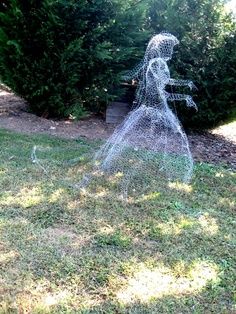 Mesh ghost 1 Yard Ghosts, Chicken Wire Ghost, Wire Ghosts, Tre Kunst, Halloween Diy Outdoor, Halloween Decor Diy, Wire Ideas, Casa Halloween, Spooky Stuff