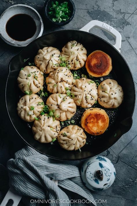 Try this recipe for sheng jian bao (Shanghai pan fried buns) - super juicy and incredibly flavorful pork stuffed into a fluffy yet crispy pan-fried wrapper that satisfies on every level. Pan Fried Buns, Sheng Jian Bao, Fried Buns, Chinese Dumplings, Organic Snacks, Pork Buns, Patties Recipe, Easy Chinese Recipes, Fried Pork