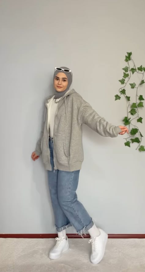 Class Outfit College Hijab, Hoddies Outfits Girl Hijab, Hijabi Casual Outfits, Hoddies Outfits, Class Outfits, Estilo Hijab, Casual Chic Outfits, Stylish Hijab, Muslim Outfits Casual