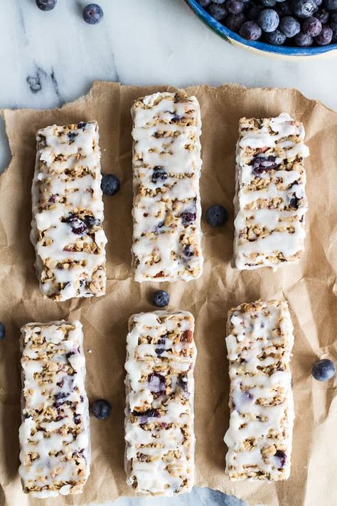 Yogurt Granola Bars, Blueberry Granola Bars, Nutella Pretzel, Diy Granola Bars, Homemade Breakfast Bars, Greek Yogurt Granola, Airplane Snacks, Diy Granola, Homemade Granola Bar Recipe