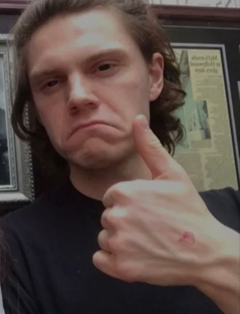 Evan Peters Tattoo Hand, Evan Peters With Beard, Evan Peters Rare Photos, Evan Peters Sleeping, Evan Peters Hands, Evan Peters Tattoo, Evan Peters Selfie, Evan Peters Pfp, Evan Peters Rare