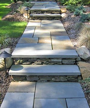 Front Yard Path, Landscape Lighting Ideas Walkways, Walkway Landscaping Ideas, Bluestone Walkway, Yard Path, Bluestone Pavers, Garden Pathways, Landscape Gardening, Walkway Landscaping