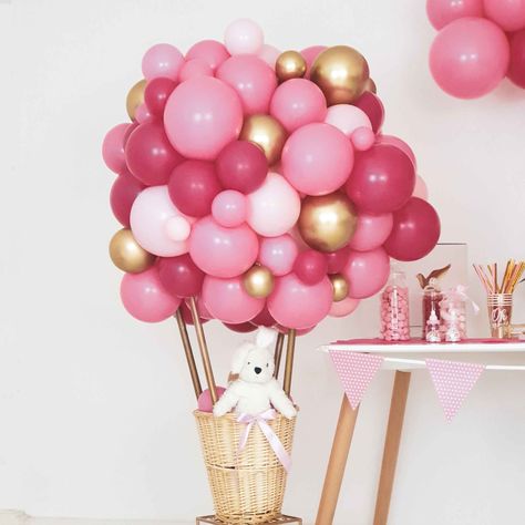 Découvrez les jolies photos du baptême d'Agathe sur le blog avec une sublime montgolfière en ballons organiques !  Le kit arche de ballons en rose clair, framboise, rose avec du doré chromé en option est à shopper sur la boutique en ligne. On est absolument conquis!  Toutes les astuces et idées sont sur le blog Theme Bapteme, Deco Ballon, Balloons, Baby Shower, Shower, 10 Things, Art