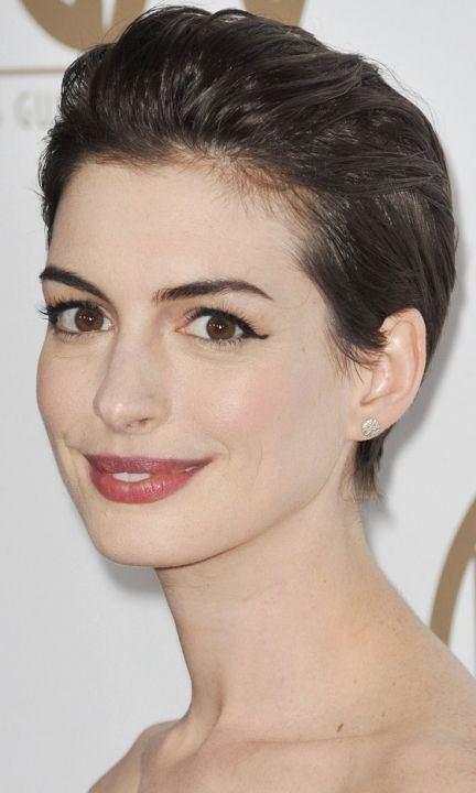 Anne Hathaway's Slicked Back Short Hairstyle At The Annual Producers Guild Of America Awards, 2013 Short Brunette Hair, Celebrity Short Hair, Prom Hairstyles For Short Hair, Slicked Back Hair, Short Wavy Hair, Penteado Cabelo Curto, Short Hairstyle, Haircut For Thick Hair, Trending Hairstyles