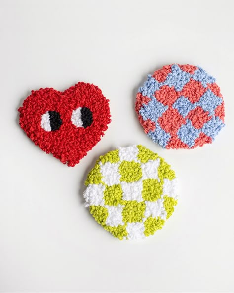 Checkered Coaster, 3d Printed Heart, Embroidered Coasters, Punch Needle Coasters, Punch Needle Ideas, Punch Needling, Funky Rugs, Punch Needle Patterns, Punch Needle Embroidery