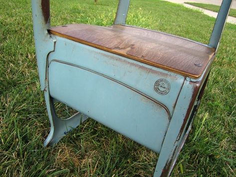 school desk front School Desk Redo, Painted School Desks, School Desk Makeover, Old School Desk, Desk Redo, Old School Desks, Vintage School Desk, Light Blue Paints, New Desk