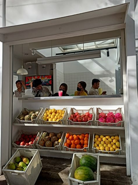 Los Tropis Juice Stand Ideas, Fruit Kiosk, Juice Kiosk, Smoothie Truck, Juice Bar Interior, Bakery Studio, Juice Stand, Fruit Container, Juice Bar Design