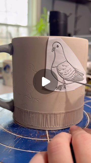 Printing On Pottery, Handmade Pottery Ideas Inspiration, Pottery Projects For Kids, Drawing On Pottery, Drawing On Clay, Small Pottery Ideas, Lera Inspiration, Pottery Coloring, Bri Larson