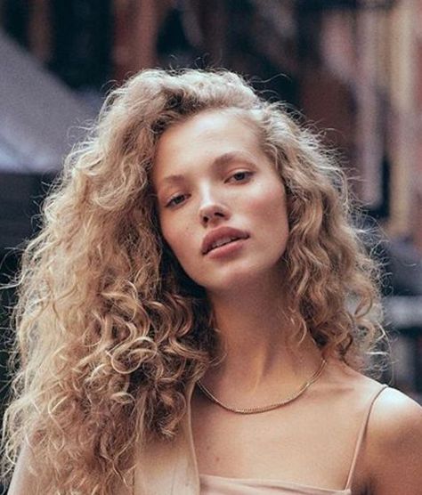 Tanya Kizko, Long Natural Curly Hair, Blonde Curly Hair, Blonde Model, Curly Girl Hairstyles, Dream Hair, Long Curly Hair, Curly Girl, Long Curly