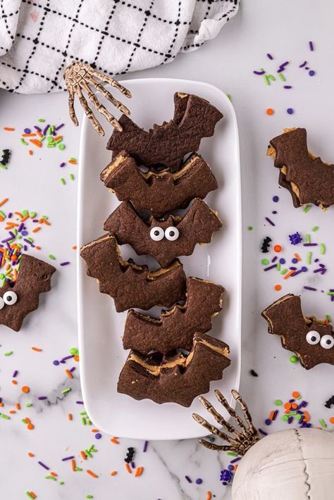 17+ Deliciously Dark Halloween Chocolate Treats to Sweeten Your Spooky Night Halloween Sandwich Cookies, Bat Desserts, Halloween Chocolate Treats, Halloween Bat Cookies, Bat Cookies, Halloween Sandwiches, Chocolate Sugar Cookie Recipe, Bats Cookies, Chocolate Sugar Cookies