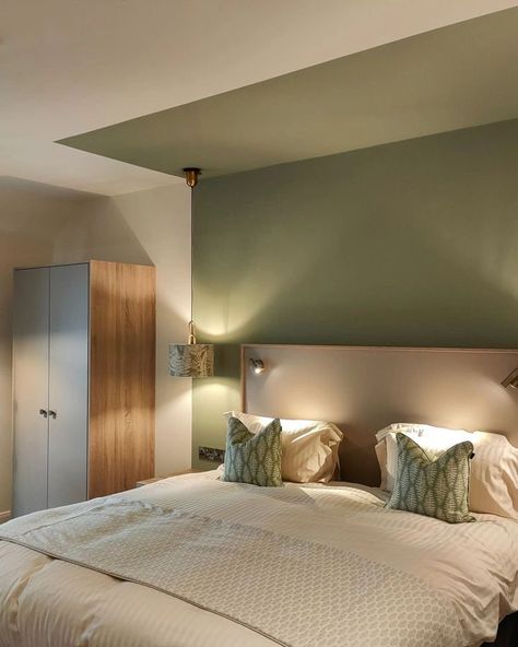 Green Interiors Bedroom, Black Accent Wall And Ceiling Bedroom, Bedroom Highlight Walls, Bedroom Colored Walls, Hmo Room Ideas, Sage Ceiling Bedroom, Paint Living Room Ideas Accent Walls, Accent Wall With Ceiling, Bedroom Wall And Ceiling Paint