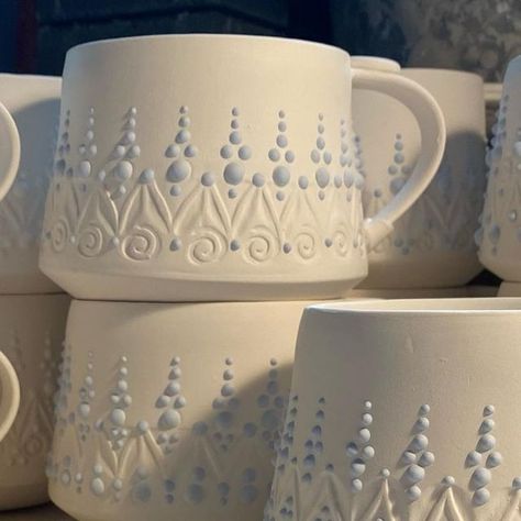 Slip Pottery Ideas, Sliptrailing Pottery, Slip Trailing Designs Ceramic Art, Slip Trailing Ceramics, Pottery Slip Decoration, Slip Trailing Designs, Slip Trailing, Ceramic Slip Trailing, Stamped Ceramic Mug