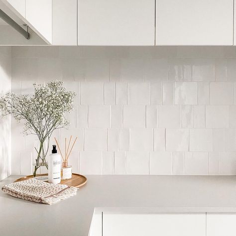 Beaumont Tiles on Instagram: “S P L A S H B A C K 💫 S U N D A Y @el.creativ chose our Devonshire Super White Structured Gloss in 150x150 & 75x150 sizes to create a fun…” Modern Kitchen Splashback Tiles, Splashback For White Kitchen, Splashback Kitchen Tiles, White Tiled Splashback Kitchen, Feature Splashback Kitchen, Kitchen White Splashback, White Tiles Kitchen Wall, White Kitchen Splashback Tiles, Kitchen Tile Splashback Ideas